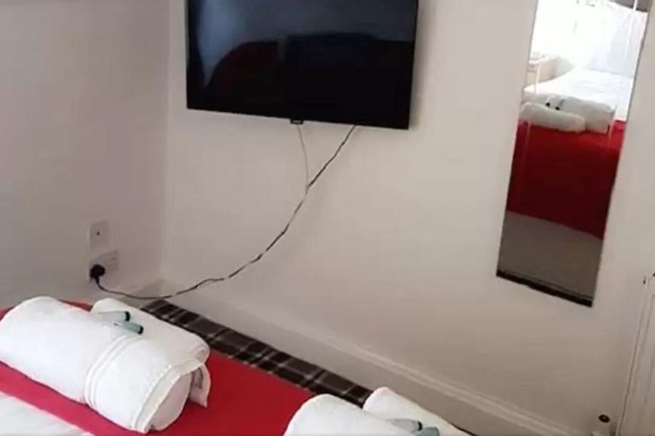 Oyo Gothenburg Hotel ดันเฟิร์มลิน ภายนอก รูปภาพ